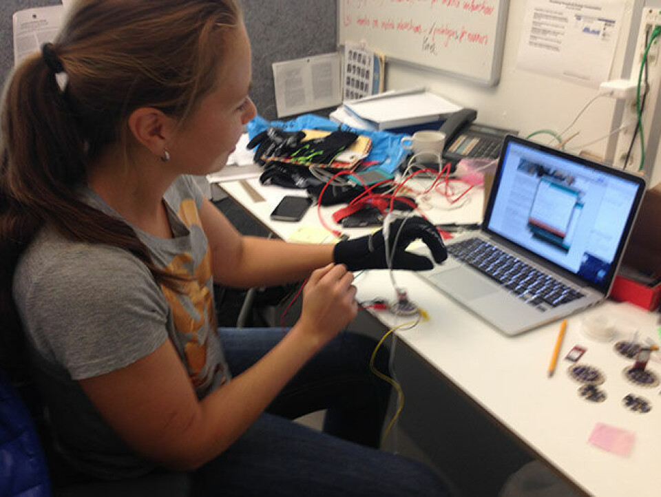 Forsker Susanne Stigberg ved HiØ tester funksjonalitet til prototypen interaktiv handske. Foto: Joakim Karlsen.
