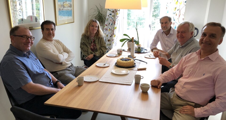 Feirer med kake på kontoret i Stockholm: Det nye navnet på EDA-leverandøren blir ”Gateline By Nordcad” og alle medarbeidere i Sverige og Finland vil fortsette i GATEline, bortsett fra Jan Lindholm, som har valgt å gå av med pensjon.