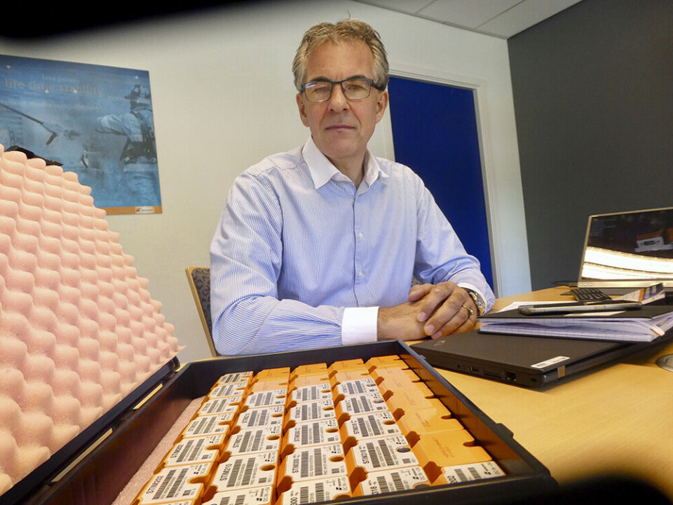 Hans Richard Petersen viser oss at de nye STIM-enhetene er klare for levering.