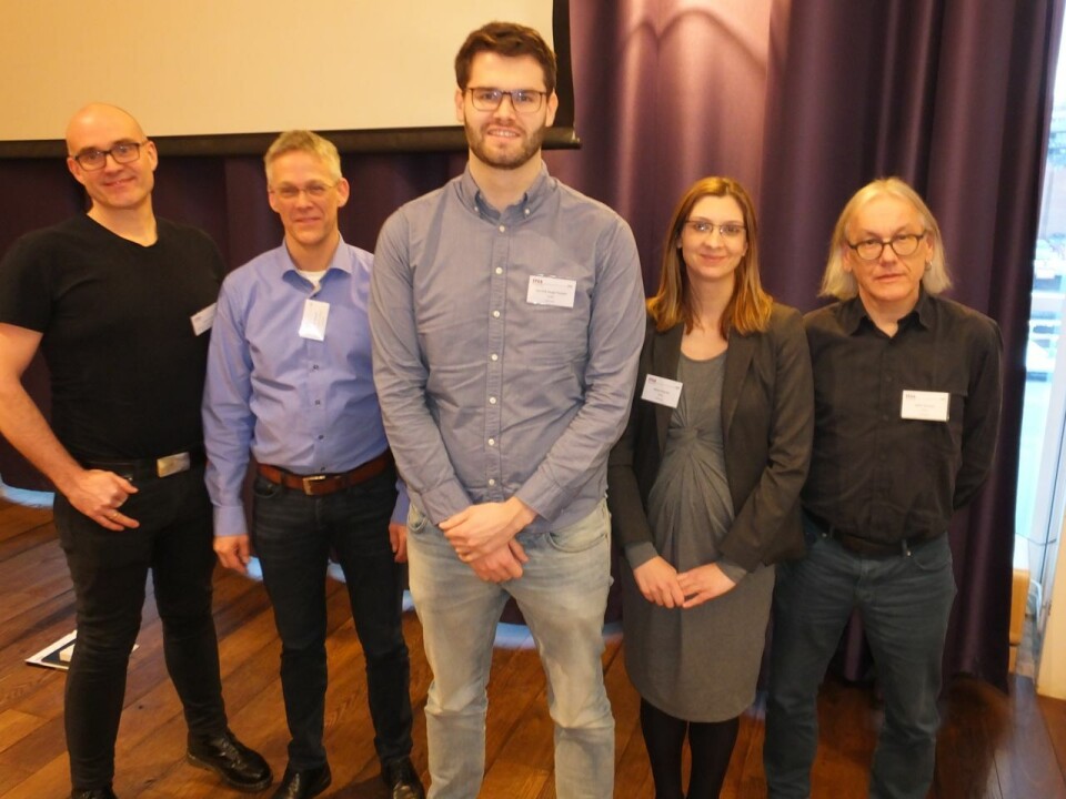 Priskandidat Lars Erik Songe Paulsen, omgitt av veilederne. Den andre priskandidaten, Ola Slettevoll Grøttvik, var ikke til stede da bildet ble tatt.