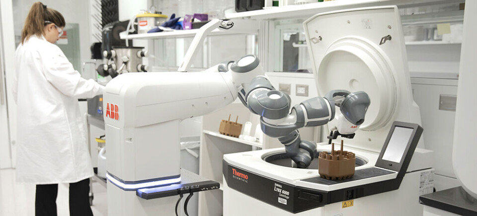 ABBs konsept for en mobil laboratorierobot arbeider med en sentrifuge sammen med mennesker.