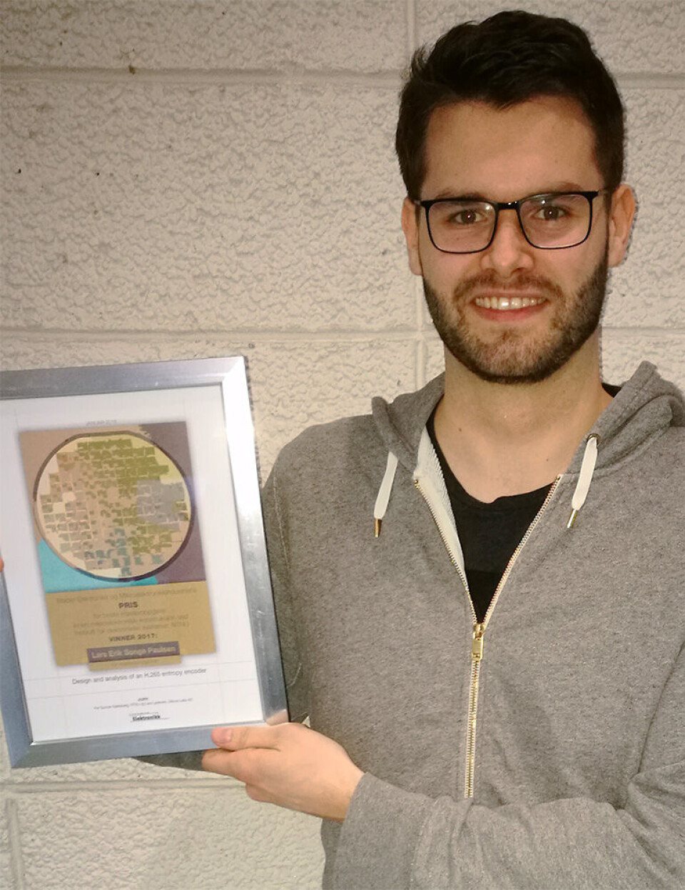 Lars Erik Songe Paulsen vant NTNUs mikroelektronikkpris for beste masteroppgave 2017, ved Institutt for elektroniske systemer (IES)