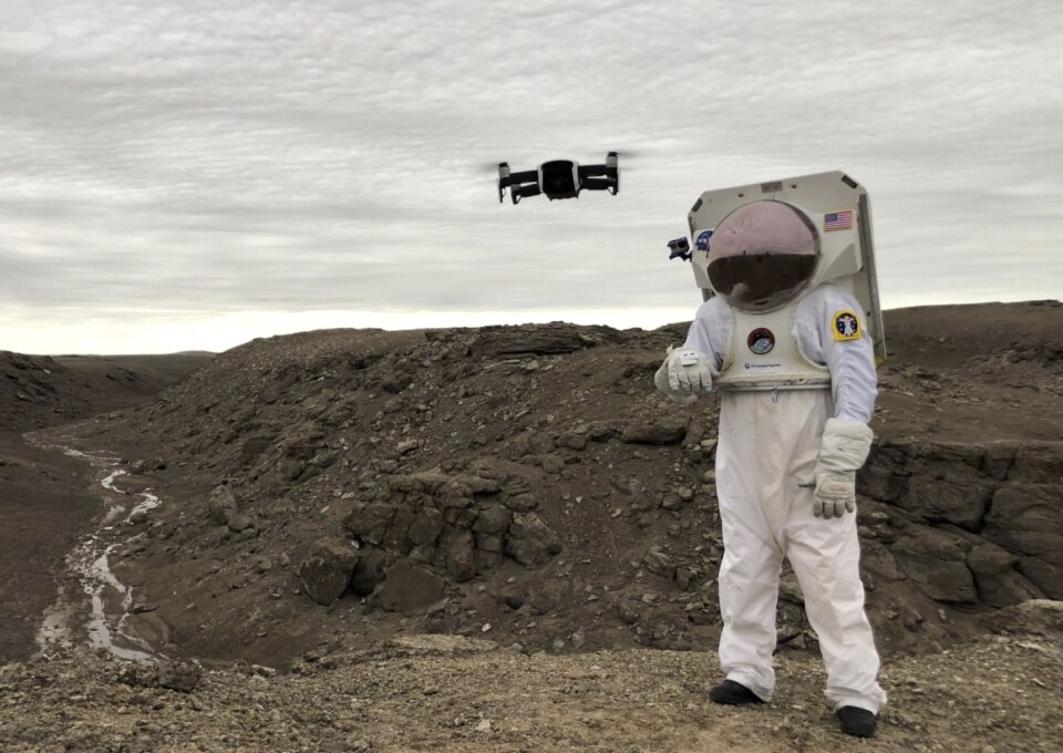 Hansken på høyre hånd gjør det mulig for Moina Tamuly å styre dronen kun ved enkle håndbevegelser. Teknologien har Ntention selv utviklet. Foto: Mars Institute/ Seti Institute