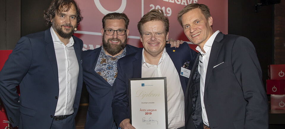 Stian Sønsteng delte ut prisen til representanter fra hovedjuryen. Fra venstre Petter Andersson (NetOnNet), Pål Fredrik Berg (Komplett) og Asle Bjerkebakke (Elon). Foto: Tore Skaar