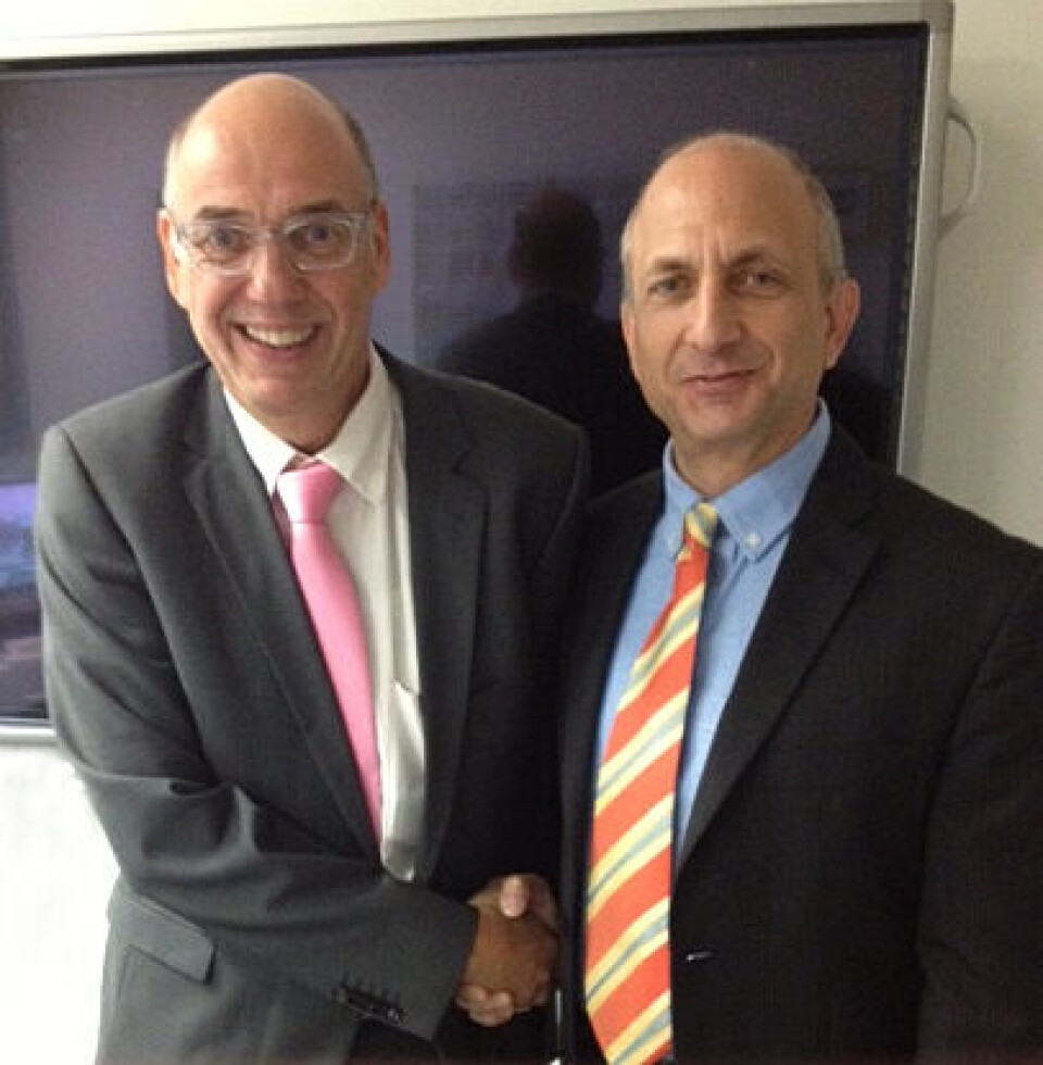 F.v. Volker Buchmann, markedsdirektør for avdelingen Electromechanical Components hos Rutronik, og Vince DeVito, CEO, Adam Tech.