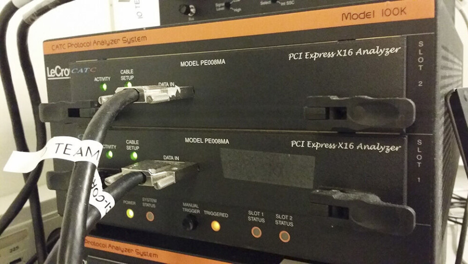 Figur 3 (begge foto): Protokollanalysator fra LeCroy og PCIe endepunkt satt inn i aktuell serverarkitektur via et mellomkoblingskort