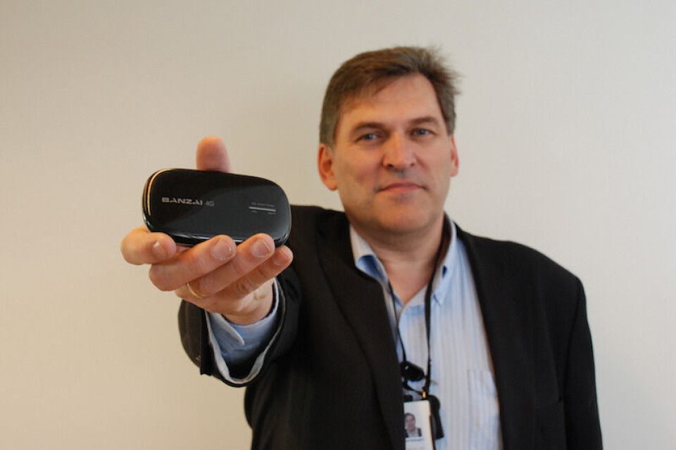 Daglig leder Trond Nedregård, NextNet, med Banzai '4G' ruter som lover trådløst bredebånd med hastighet opp mot 10 megabit per sekund.