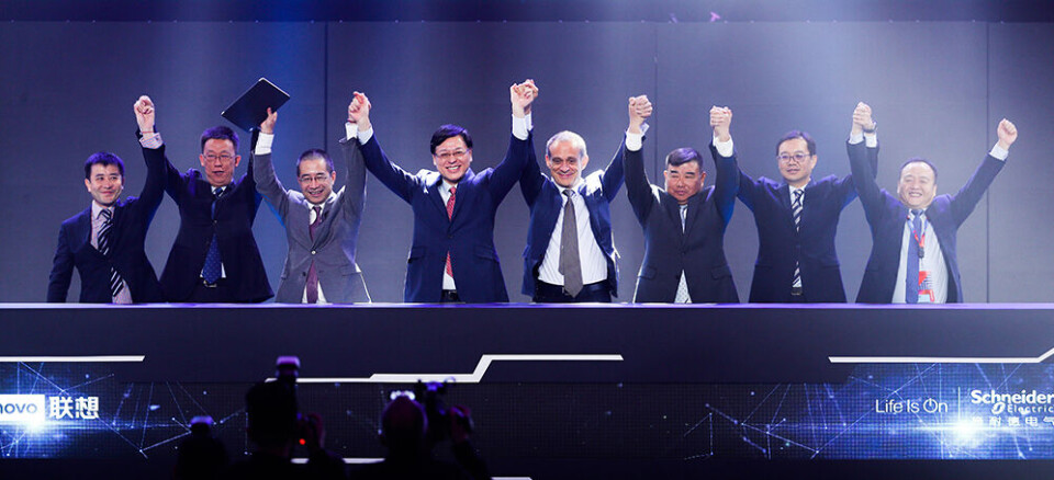 I midten: CEO i Lenovo, Yuanqing Yang sammen med CEO i Schneider Electric, Jean-Pascal Tricoire under Tech World i Beijing da partnerskapet ble annonsert. .