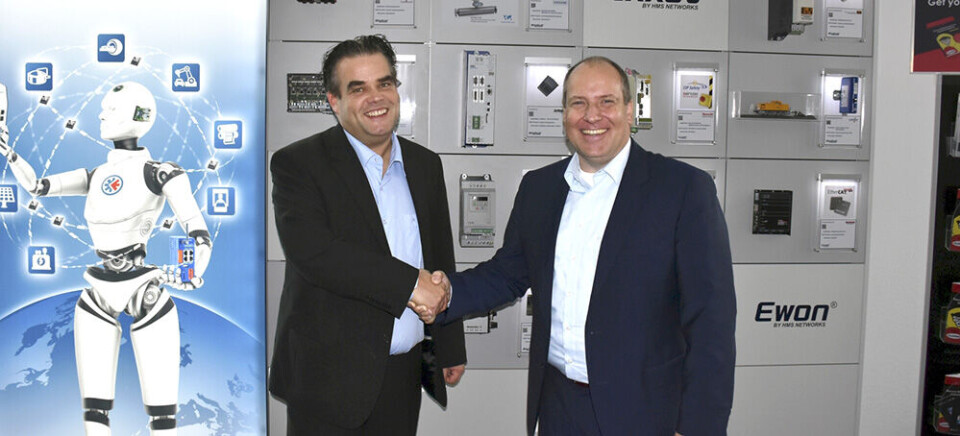 Bernd Hantsche, produktmarkedsdirektør Embedded & Wireless, Rutronik og Thilo Döring, CEO i HMS ved avtaleinngåelsen.