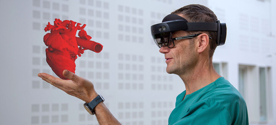 Lege Henrik Brun ved Rikshospitalet holder et hologramhjerte i hånden. Foto/illustrasjon: Stein Olav Pettersen/Sopra Steria. Lege Henrik Brun ved Rikshospitalet holder et hologramhjerte i hånden. Foto/illustrasjon: Stein Olav Pettersen/Sopra Steria.