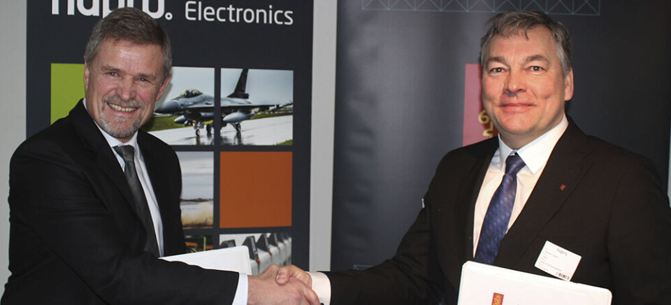 Ragnar Løkka, programsjef, Kongsberg Defence og Aerospace AS og Tor Asak Giæver, adm. direktør, Hapro Electronics AS, signerte leverandøravtale verdt 120 millioner kroner.