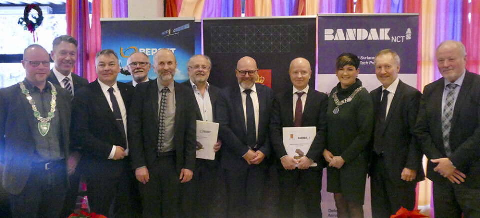 Stort oppmøte da Berget og Bandak NCT kunne undertegne kontraktene med Kongsberg Defence og Aerospace. Fra venstre: Ordfører Bengt Halvard Odden, Hjartal Kommune, Terje Aasland, næringspolitisk talsmann og stortingsrepresentant for AP, Ragnar Løkka, programsjef, Kongsberg Defence og Aerospace AS, Arnstein Frømyr, salg/marked, Berget, Rasmus Nordbø, Westcontrol og hovedeier i Berget, Inge Flaten, daglig leder, Berget, Terje Bråthen, Executive Vice President of Aerostructures, Kongsberg Defence & Aerospace, Joar Ajer, CEO, Bandak NCT, Gry Fuglestveit, ordfører Notodden Kommune, Bjarne Moursund, Telemark Resources AS og Morten Tiller, materialdirektør i forsvarsdepartementet.