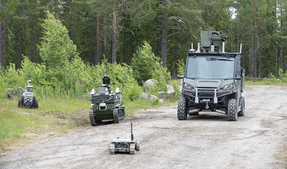 Ubemannede bakkekjøretøy – UGV – fra flere land ble testet sammen. De fire som ble brukt under eksperimentet på Rena var alle hyllevare i utgangspunktet, men er blitt utstyrt med en rekke spesialtilpasninger. Foto: FFI.
