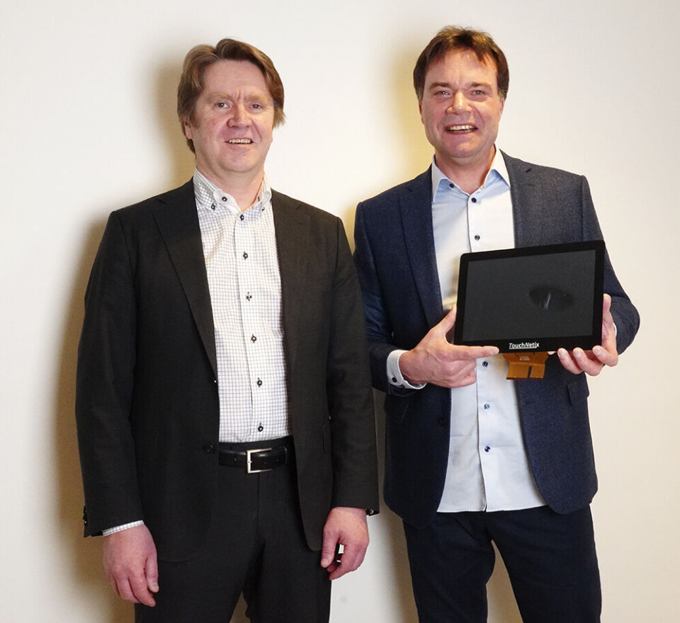 For to år siden tok MyWo frem den kapasitive berøringskontrolleren aXiom. Den er basert på berøringsskjermteknologien til TouchNetix og prosessor- og signalinnhentingskompetansen til MyWo, som har integrert og miniatyrisert de ulike teknologiene i en monolittisk krets. Nå slår selskapene seg sammen og hele virksomheten vil bli styrt fra Trondheim. Gaute Myklebust (t.v.) og Vegard Wollan kan glede seg over å ha betydelige kunder i porteføljen allerede. For to år siden tok MyWo frem den kapasitive berøringskontrolleren aXiom. Den er basert på berøringsskjermteknologien til TouchNetix og prosessor- og signalinnhentingskompetansen til MyWo, som har integrert og miniatyrisert de ulike teknologiene i en monolittisk krets. Nå slår selskapene seg sammen og hele virksomheten vil bli styrt fra Trondheim. Gaute Myklebust (t.v.) og Vegard Wollan kan glede seg over å ha betydelige kunder i porteføljen allerede.
