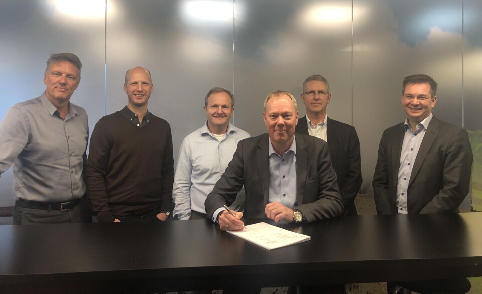 Med i Eltels team som forhandlet frem avtalen var fra venstre: Head of Tender Controlling, Eivind Lyngroth, avdelingsleder East Care & Fiber, Morten Kristiansen, ansvarlig Service Management Telenor, Jon Harald Krugerud, administrerende direktør Thor-Egel Bråthen, direktør strategi og forretningsutvikling Svein Andorf Olsen og finansdirektør Ove B. Haupberg. Juridisk direktør Trygve Schiøll og assisterende finansdirektør Morten Kirkeby var ikke tilstede da bildet ble tatt.