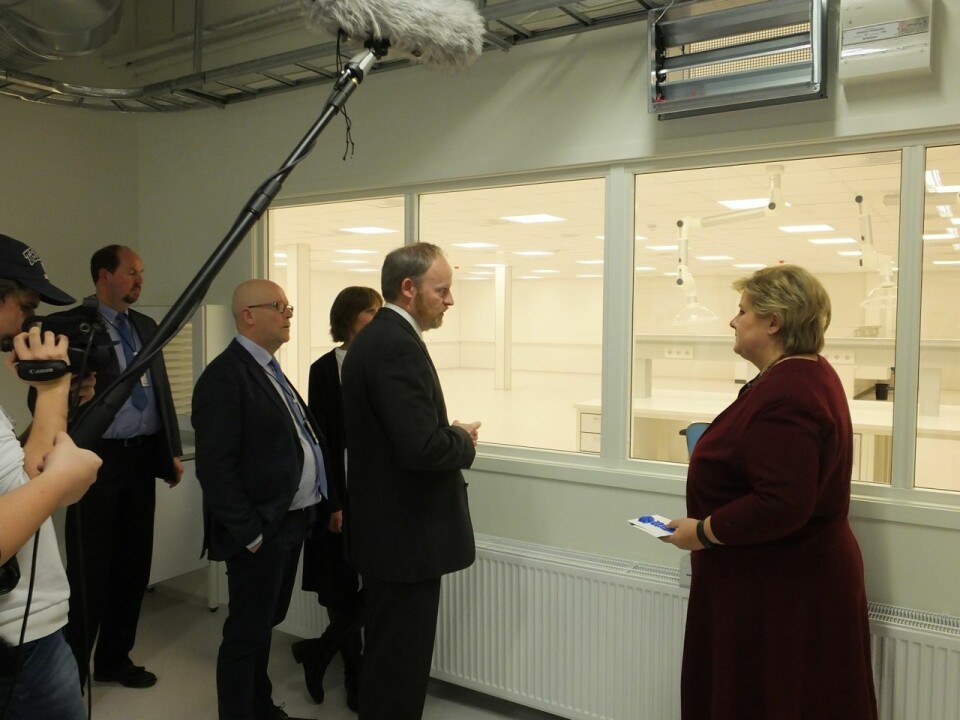 SensoCure flytter inn i nye lokaler i samme bygg, og får bla. tilgang til stort renromsareal. Trond Herje gir statsministeren en innføring i mulighetene.