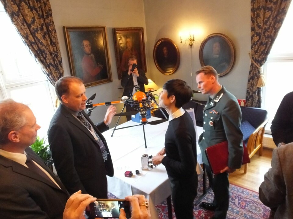 Forsvarsministeren mener forskningen ved FFI danner en viktig basis for et fremtidig høyteknologisk forsvar. Har får hun demonstrert en drone med hyperspektralt kamera, utviklet gjennom internasjonalt samarbeid med bl.a. FFI og Norsk Elektro Optikk.