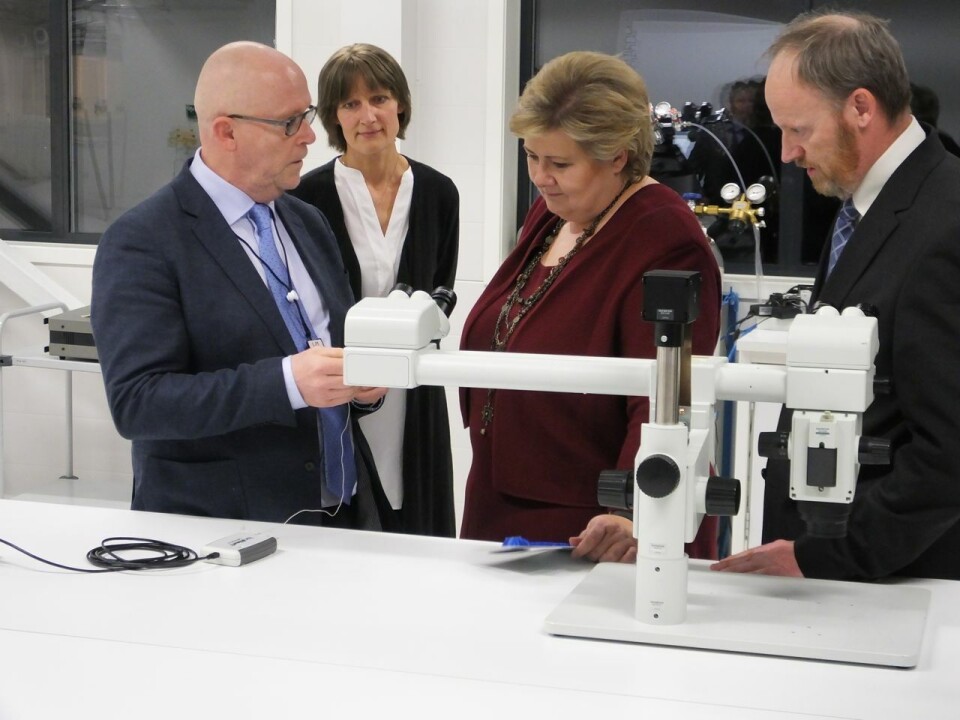 SensoCure utvikler miniatyrsensorer som kan overvåke tilstanden inne i organer under operasjon. Tor Inge Tønnessen ga en oppmerksom og interressert statsminister en orientering om teknologien, bivånet av Berit Brosvik og Trond Herje.