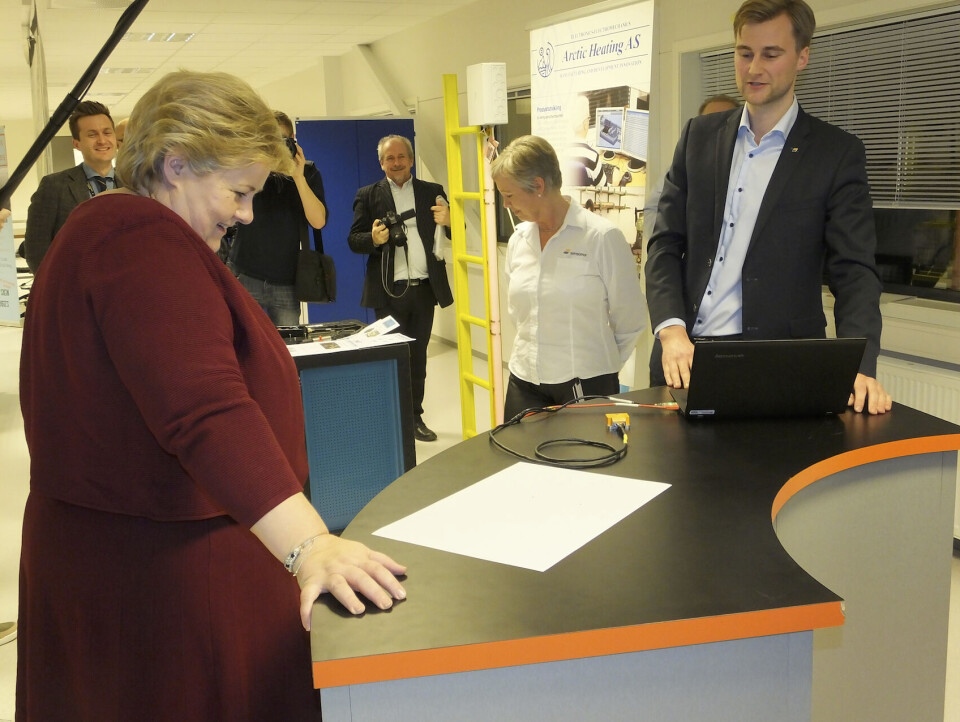 Solberg ble imponert av de små sensorene til Sensonor, her med Trine Johnsen og Hans Schou.