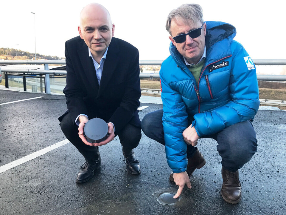 Forskningsdirektør Anders Hagen i Q-Free (t.v.) og dekningsdirektør Bjørn Amundsen i Telenor Norge viser frem den nye teknologien som testes nå på en smart parkering i Trondheim. (Foto: Anh Vu Nguyen, Q-Free)