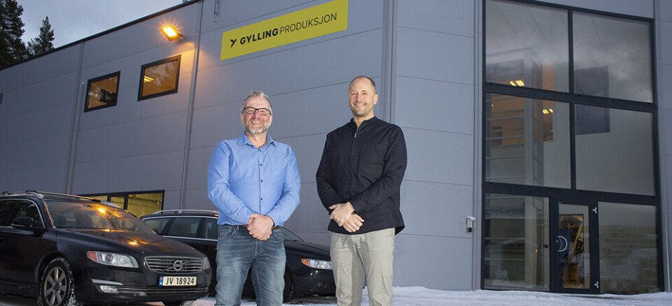 Gylling Teknikk satser på elektronikkproduksjon. I første omgang går de bredt ut i markedet for å tilby sine tjenester. På sikt vil det også bli produksjon av smarte batterier. Her Jarle Mørch, COO og Pål Sørensen, CEO i det som nå heter Gylling Produksjon. Foto: Gylling.