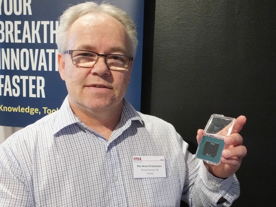Per Arne Kristiansen fra Arrow kunne vise frem "monsteret" Stratix 10 MX, her avkledd kapslingen så man ser de karakteristiske "tiles" som kan skiftes ut.