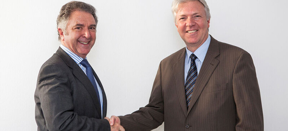 Miguel Fernandez, President EM EMEA ved Avnet, (til venstre) og Peter Schlindwein, VP Corporate Procurement hos Rohde & Schwarz bekrefter den nye avtalen.