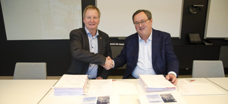 Administrerende direktør Dag Andresen i Veidekke Entreprenør (t.v.) og styreleder Steinar Bysveen i Fosen Vind DA under signering av kontrakten.