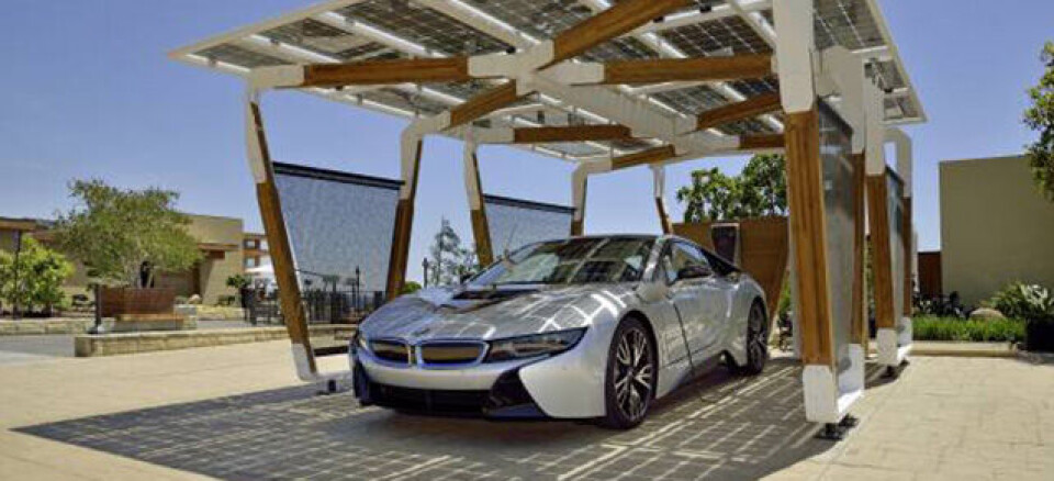 Tysk bilindustri satser på fullt på elbil-teknologi. Avbildet et ikke-relatert konsept fra BMW, carport ladestasjon med solceller på taket. Foto: BMW.