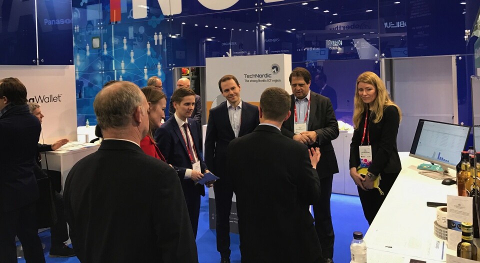 Stor stas i Barcelona: Statssekretær Reynir Johannesson besøkte Thinfilms stand på MWC 2017, og fikk bl.a. høre om selskapets samarbeid med Arcus og Linie Akevitt. Her med Thinfilms CFO, Ole Thorsnes og CEO, Davor Sutija.