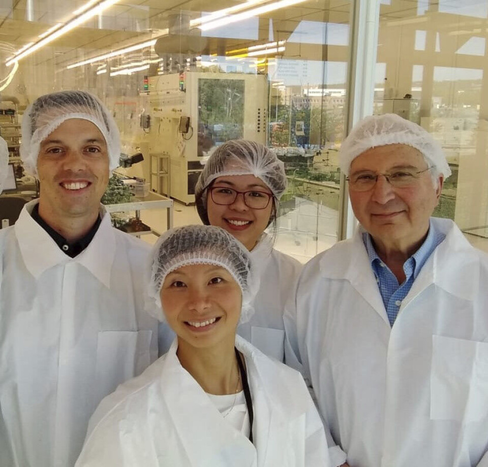 Forskerne Angela Kok (foran) og Marco Povoli (til venstre) ved SINTEF MiNaLab har utviklet mikrodosimeteret sammen med research fellow Linh Tran (i midten bak) og Distinguished Professor Anatoly Rosenfeld (Distinguished Professor) ved universitetet i Wollongong i Australia. Foto: SINTEF
