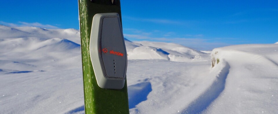 Sknow er et godt eksempel på tverrfaglig samarbeid i OMNI: Sknow analyserer snøen rett under skiene, kommuniserer med GPS og sender info til smarttelefonen din via Bluetooth for å kunne gi en snøprofil for stedet du befinner deg. Den festes rett på skien, og sender et radarsignal gjennom snølagene. Refleksjonene prosesseres i sanntid og gir et detaljert bilde av forholdene, samtidig som maskinlæring utnyttes for å gi bedre informasjon over tid. Foto: Åsnes/Thinkoutside Sknow er et godt eksempel på tverrfaglig samarbeid i OMNI: Sknow analyserer snøen rett under skiene, kommuniserer med GPS og sender info til smarttelefonen din via Bluetooth for å kunne gi en snøprofil for stedet du befinner deg. Den festes rett på skien, og sender et radarsignal gjennom snølagene. Refleksjonene prosesseres i sanntid og gir et detaljert bilde av forholdene, samtidig som maskinlæring utnyttes for å gi bedre informasjon over tid. Foto: Åsnes/Thinkoutside