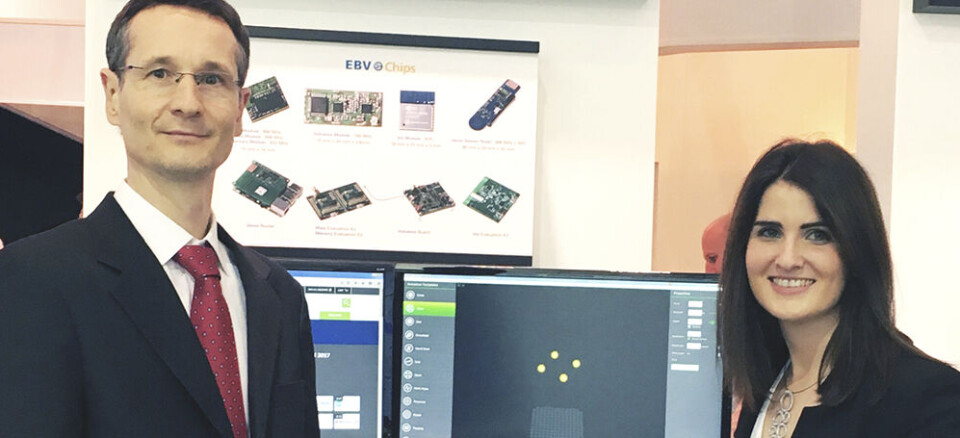 Samarbeid og distribusjon: Dr. Eckart Voskamp, direktør for produktinnovasjon, EBV Elektronik og Ruth Millar, Business Development Manager hos Ultrahaptics. Bildet ble tatt under Embedded World denne uken.
