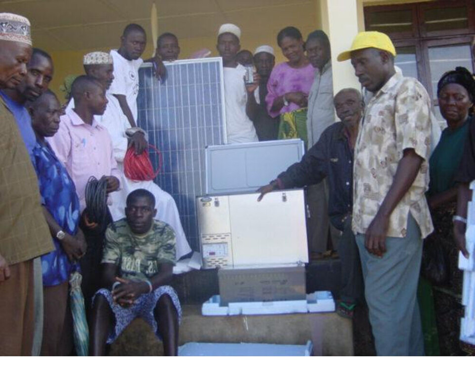 Bildetekst: I samarbeid med NGO United Bank of Carbon, donerer Premier Farnell to solcelledrevne medisinkjøleskap til landsbyen Tongwe i Tanzania.