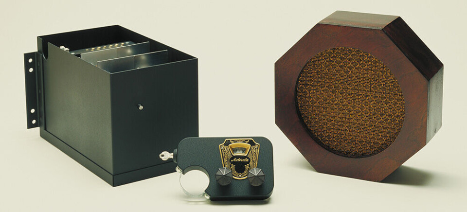I 1930, to år etter at brødrene Galvin hadde etablert Galvin Manufacturing Corporation, kom den første bilradioen som fikk navnet Motorola. Den besto av tre deler: Radio, høyttaler og betjening som ble festet til rattstammen.
