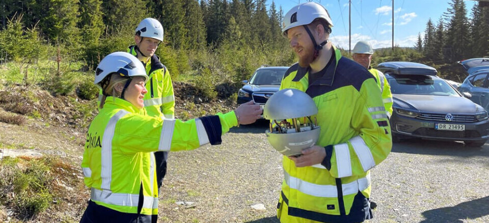 Øyvind Vikestad Aarø fra Heimdall Power forklarer til Ingrid Nytun Christie fra Elvia hvordan den avanserte sensorenheten fungerer.