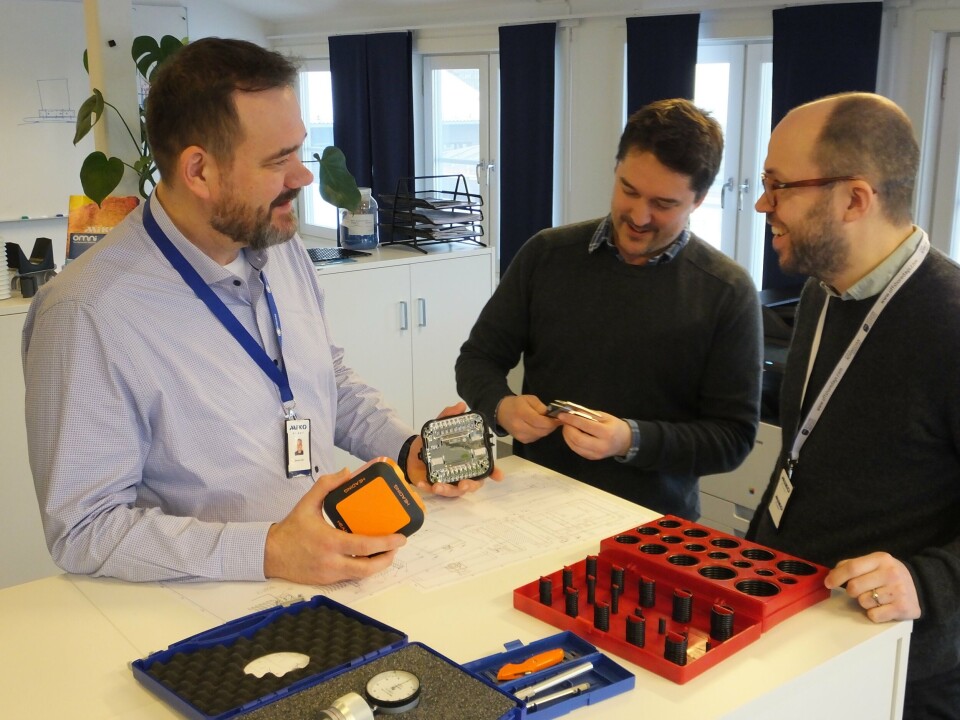 Gjennom tett og tidlig samarbeid med kunden kan Miko Plast komme opp med materialer, produksjonsprosesser og design som løfter produktet med hensyn til produserbarhet, pris, funksjon og kvalitet. Her diskuterer daglig leder Steinar Lein, salgsingeniør Amund Eide og salgssjef Mattias Fogel det nye designet til AD Navigasjon, der støtsoner, tetting og EMC-skjerming er integrert i kapslingen. Maskiningeniør Nils H. Parborg med over 30 års erfaring fra plastbransjen er også en viktig del av teamet, men var ikke til stede da bildet ble tatt.
