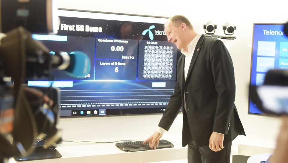 Samferdselsminister Ketil Solvik-Olsen setter i gang 5G-testen. (Alle foto: Martin Fjellanger/Telenor)