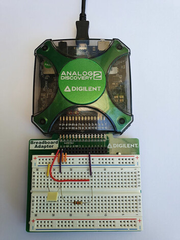 Figur 1: Analog Discovery 2 med et lavpassfilter montert på et breadboard-adapter