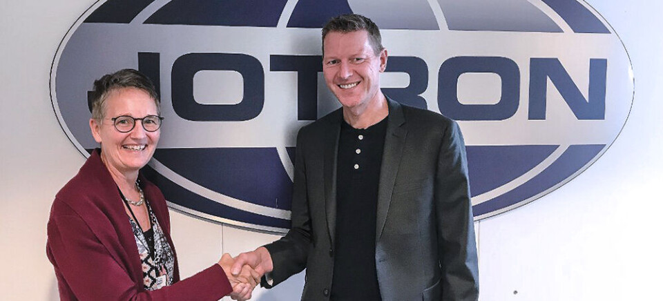 Merete Berdal, administrerende direktør i Jotron and Kenneth Dastol, CEO, Zenitel, er begge fornøyd med avtalen. Ikke minst fordi den er lokal og 26 ansatte får en ny, men kort reisevei. Foto: Jotron.