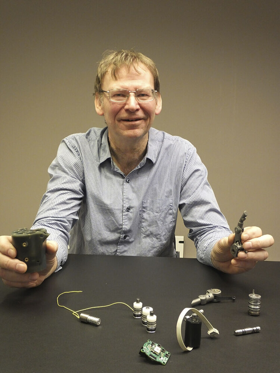 Hydraulisk styrte håndproteser er noe helt nytt, som gir en bedre og lettere løsning, ifølge Bjørn Olav Bakka. Alle delene, for øvrig egenproduserte, får plass inni den 3D-printede manifolden. Hydraulisk styrte håndproteser er noe helt nytt, som gir en bedre og lettere løsning, ifølge Bjørn Olav Bakka. Alle delene, for øvrig egenproduserte, får plass inni den 3D-printede manifolden.