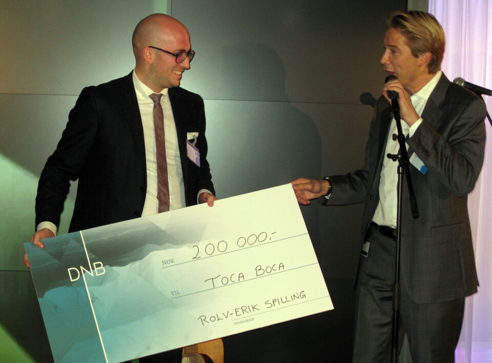 Björn Jeffery fra Toca Boca får overrakt prisen fra Rolv-Erik Spilling, Telenor.