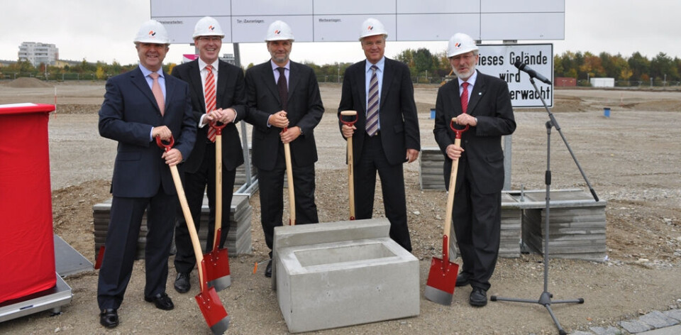 Avnet Logistics har tatt det første spadestikket for sitt nye logistikksenter i Poing. F.v. Miguel Fernandez, Silica, Ludger Tillmann, Avnet Logistics, Ralf Schürmann, Avnet Logistics, Walter Brilmayer, ordfører i Ebersberg og Franz Langlechner, ordfører i Poing.