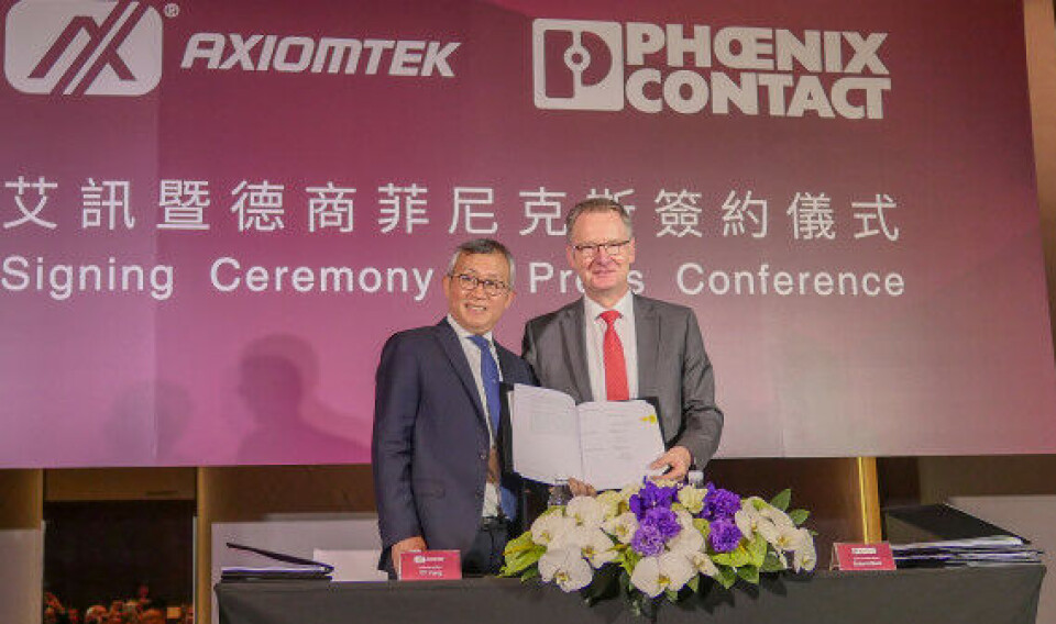 Roland Bent, CTO hos Phoenix Contact og YT Yang, CEO og styreformann i Axiomtek, morselskapet til EtherWan, under underskrivelsen av kontrakten.