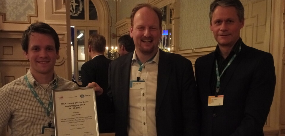 Andre Firing (t.v.), NTNU, stakk av med FPGA Forums pris for beste masteroppgave 2014 og ble gratulert av Hans Jørgen Fosse, Mikrokrets, og Atle Tangedal, Tekna.