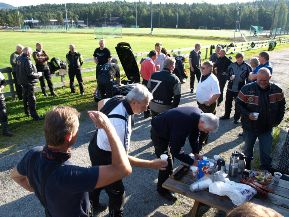 Forberedelser og forfriskninger før avreise fra Lier.