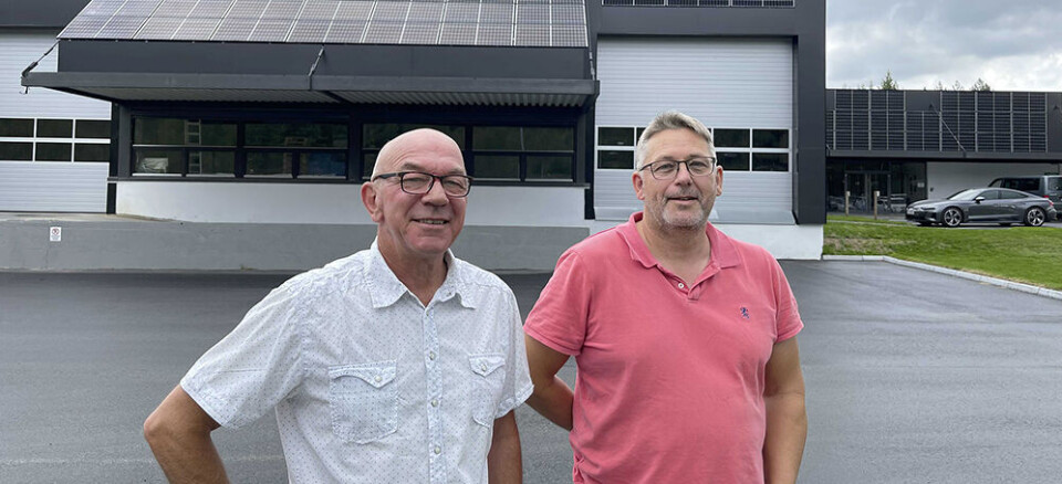 Markedssjef Arild Henriksen og adm. direktør Hans Arne Flato foran eksisterende bygg som huser Keytouch og Berget elektronikk Notodden. Her er det investert i solceller som leverer 260 kW direkte til produksjon. Til høyre for «gamlebygget» kommer det et nytt bygg på 3000 kvadratmeter neste år.