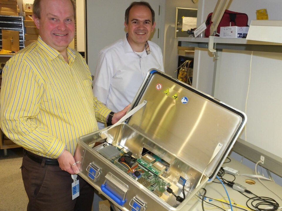 Transpacket har utviklet en ”testkoffert” som gjør det mulig for potensielle kunder å teste ut selskapets 100G Fusion-IP for deterministisk Ethernet, samt få en idé om produktkonstruksjonen. F.v. Steinar Bjørnstad og Mickaël Fontaine.