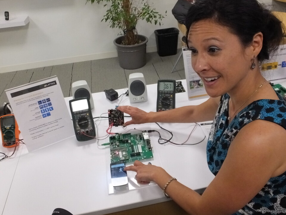 Produktansvarlig for mobil, Joy Wrigley, demonstrerer bruk av en iCE40 FPGA som "tilleggsprosessor" i en mobil, for å registrere bevegelser, som skritt, trappetrinn osv. hos brukeren.