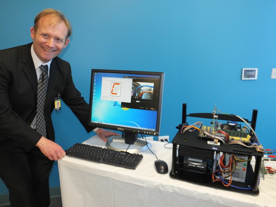 Gordon Hands demonstrerer bruk av ECP5 til å håndtere PCIe-signaler ved hjelp av utviklingssettet.